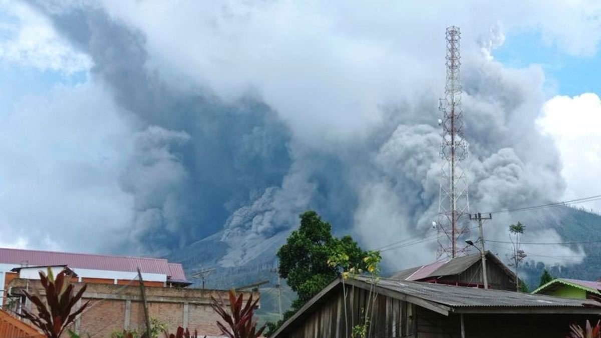 Endonezya'da Sinabung Yanardağı'ndan kül ve duman püskürdü