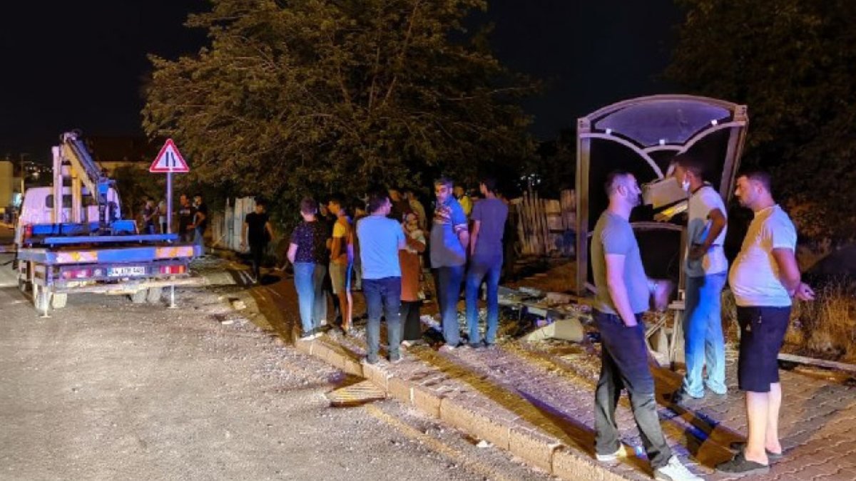 Malatya'da ehliyetsiz sürücü durağa çarptı: 4 yaralı