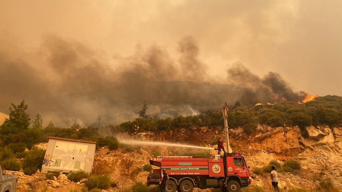 Mersin'in Aydıncık ilçesinde orman yangını sürüyor