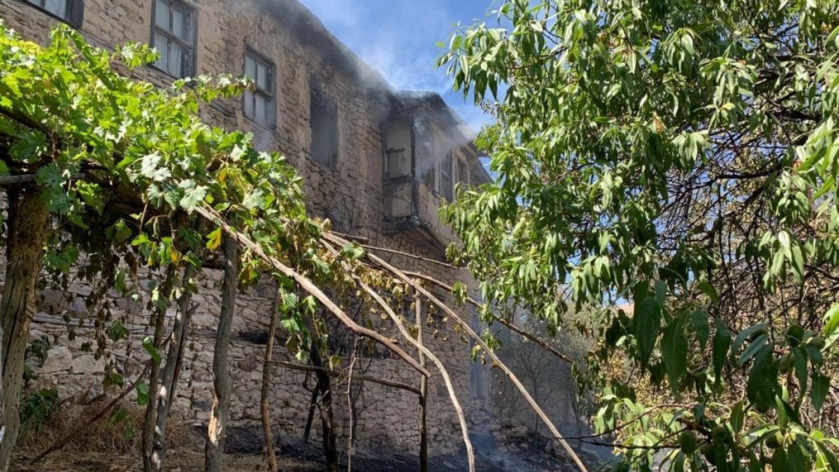 Elazığ'da 10 saatte söndürülen yangında, 1 ev kül oldu