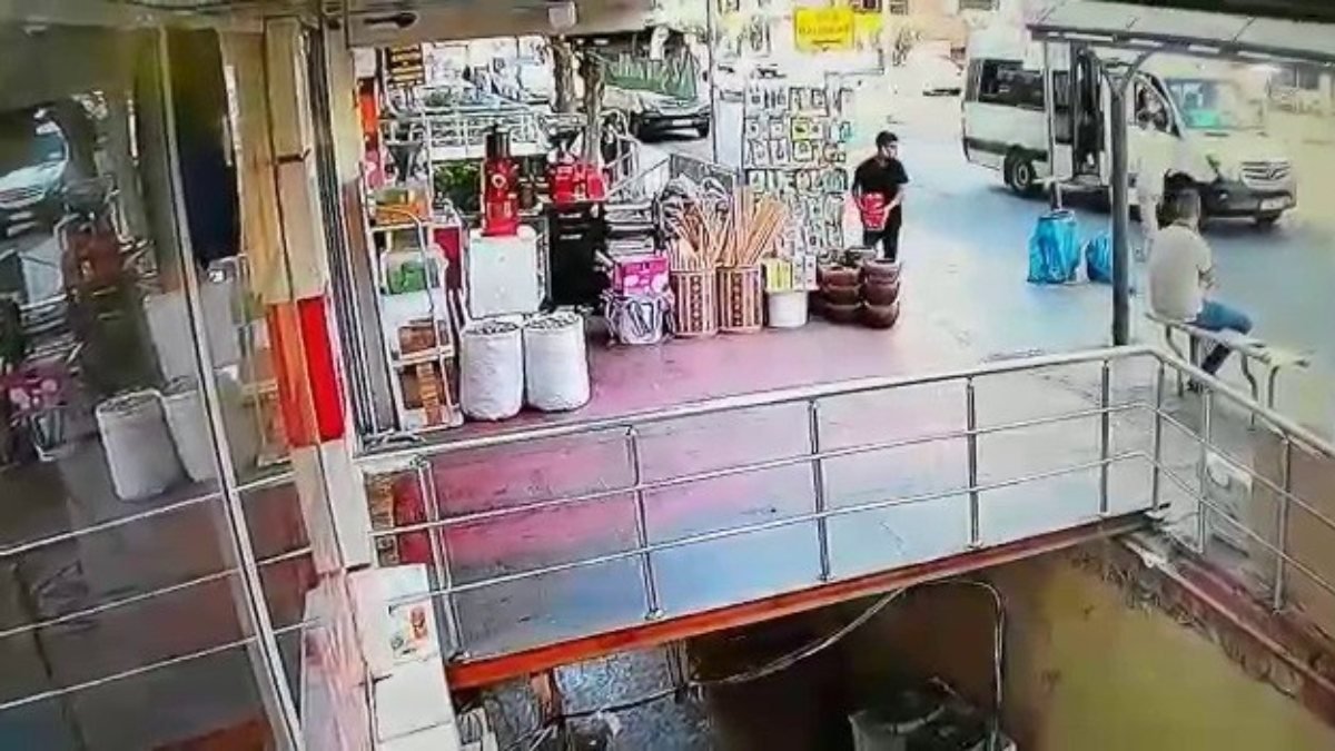 Diyarbakır’da iş yerinin önünde hırsızlık kamerada