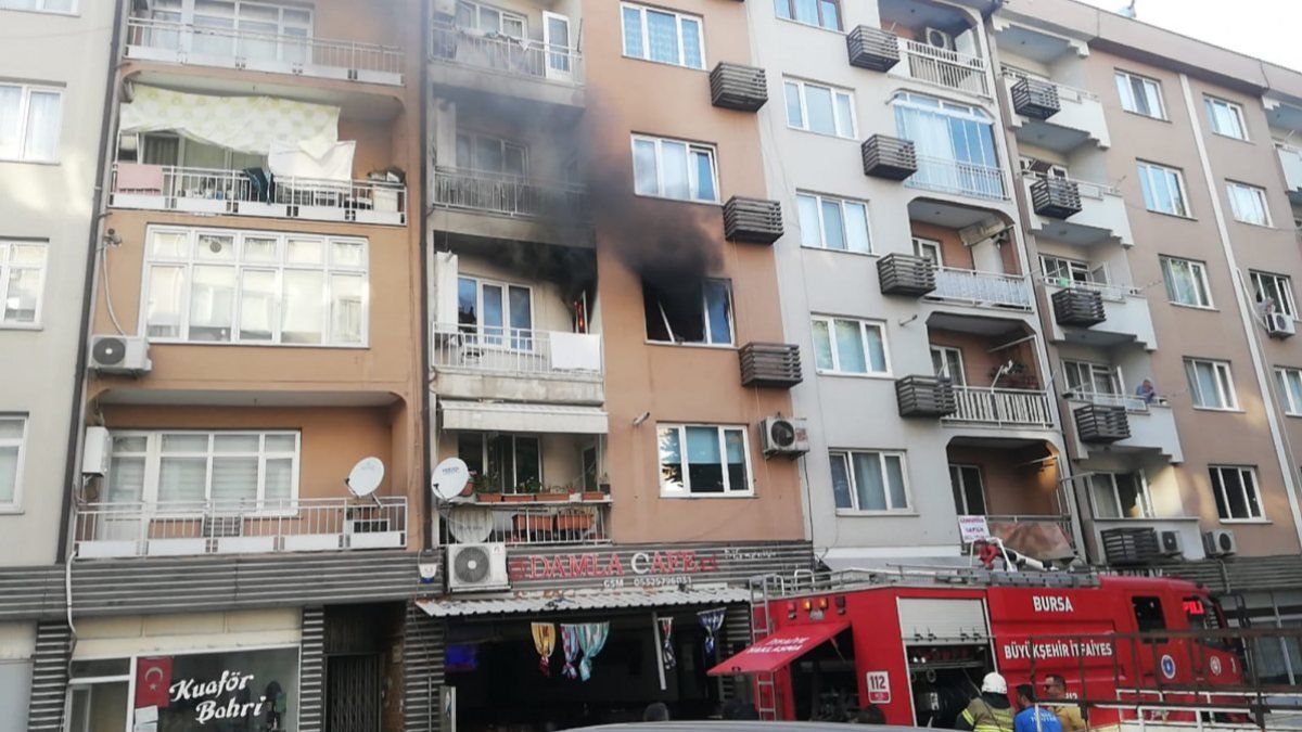 Bursa'da evini ateşe verip, sokağa çıkarak yanışını izledi