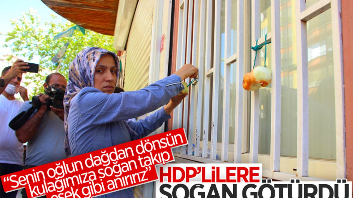 Evladına kavuşan Ayşegül Biçer, HDP binasına soğan astı