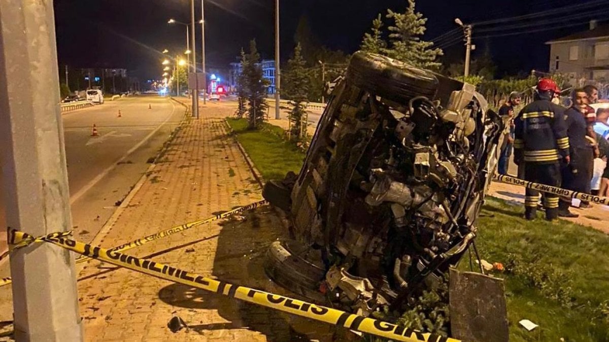 Konya'da refüje çarpan otomobil devrildi