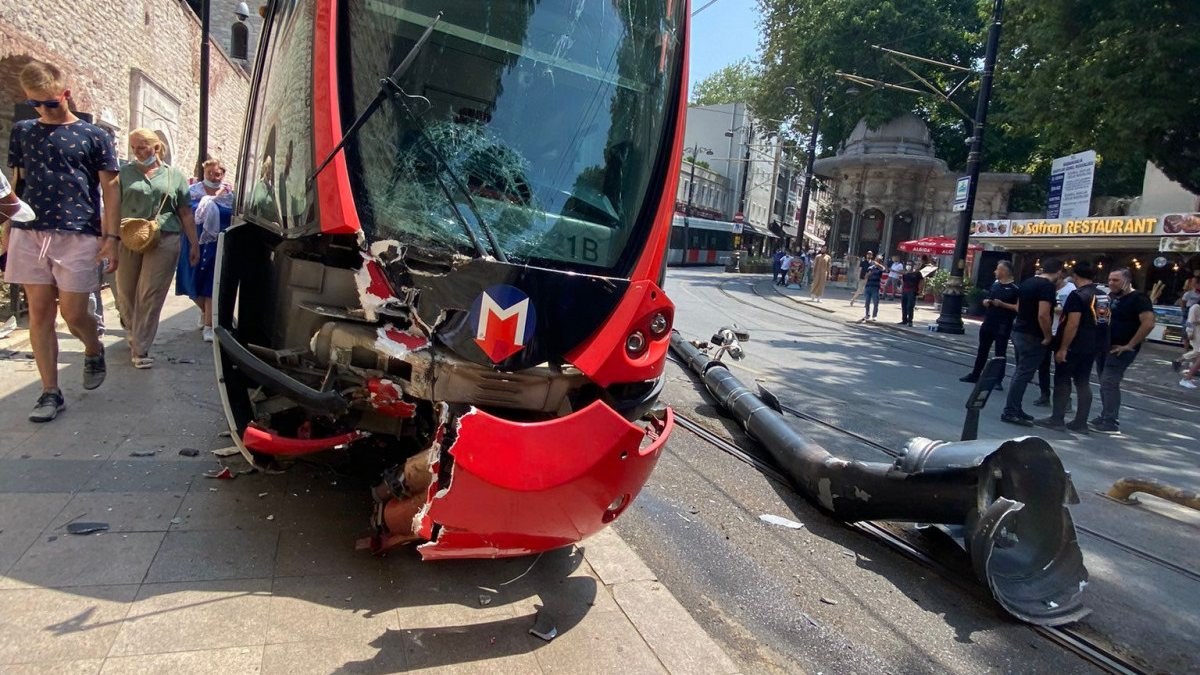 İstanbul'da raydan çıkan tramvay elektrik direğine çarptı
