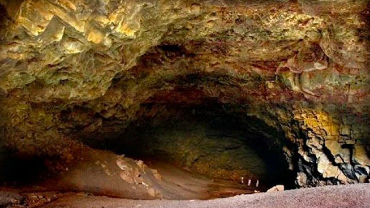 Suudi Arabistan'da 7 bin yıllık mağarada insan kafatasları bulundu