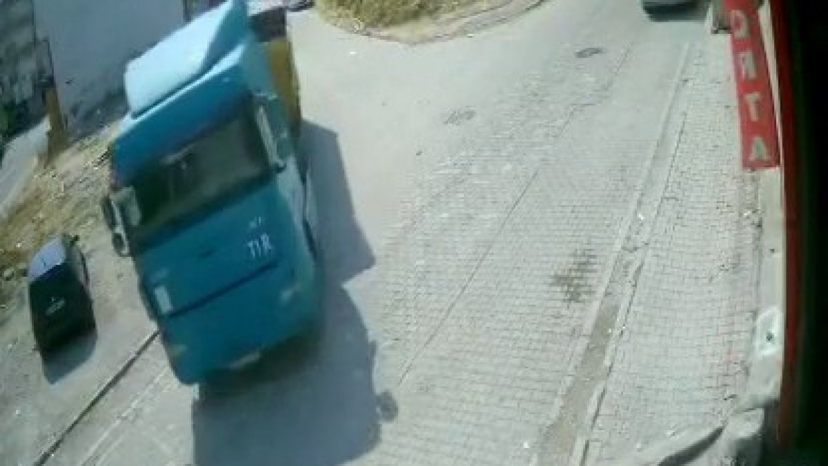 Esenyurt’ta freni boşalan kamyon  iki dükkana çarptı