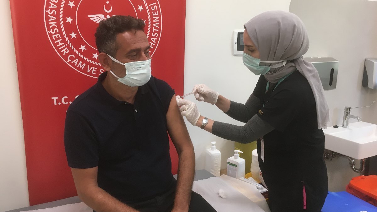 İstanbul'da vatandaş, arkadaşlarını koronavirüs aşısı yaptırmaya götürüyor