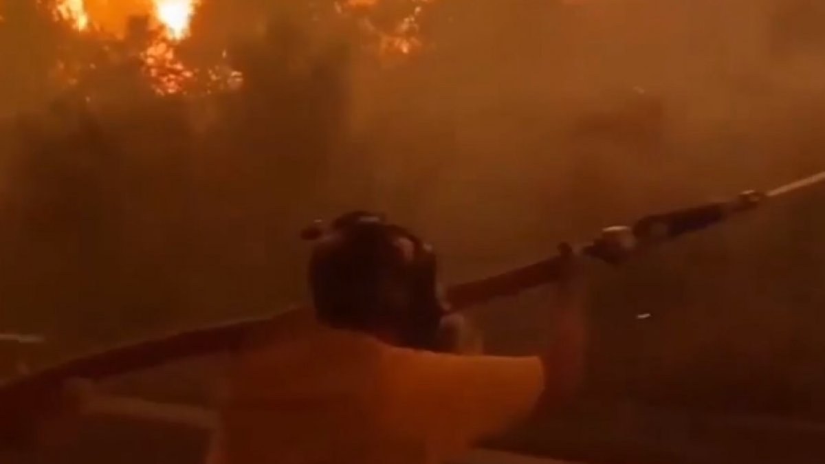 Mersin'de orman işçileri, yangına müdahale ederken alevlerin ortasında kaldı
