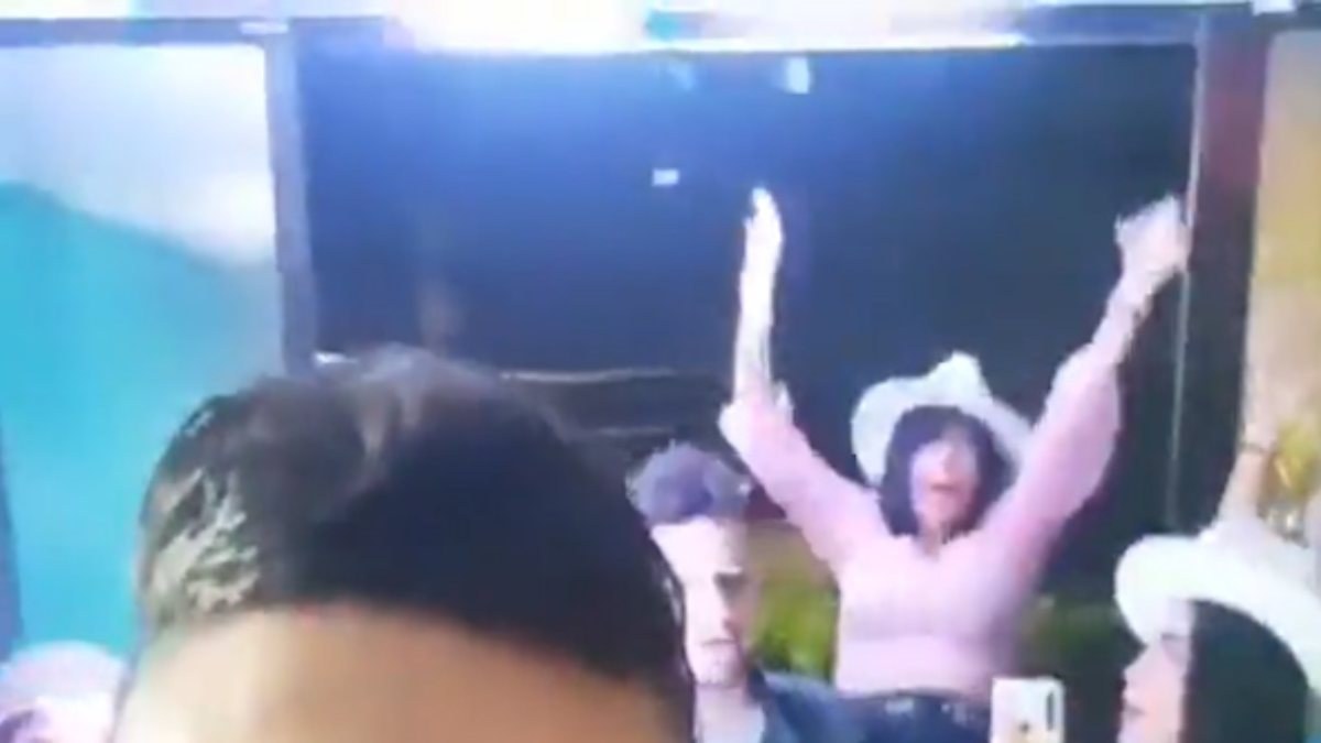 Kolombiya'daki partide, sarhoş kadın camdan düştü