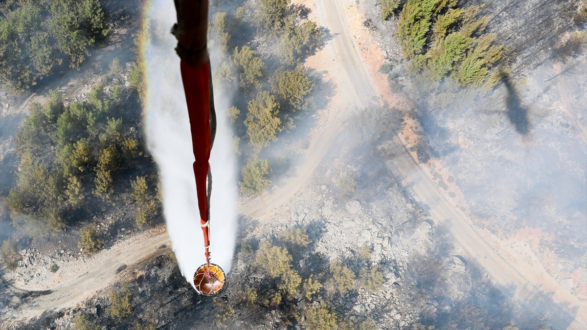 Muğla'daki yangına müdahale, helikopterin içinden görüntülendi