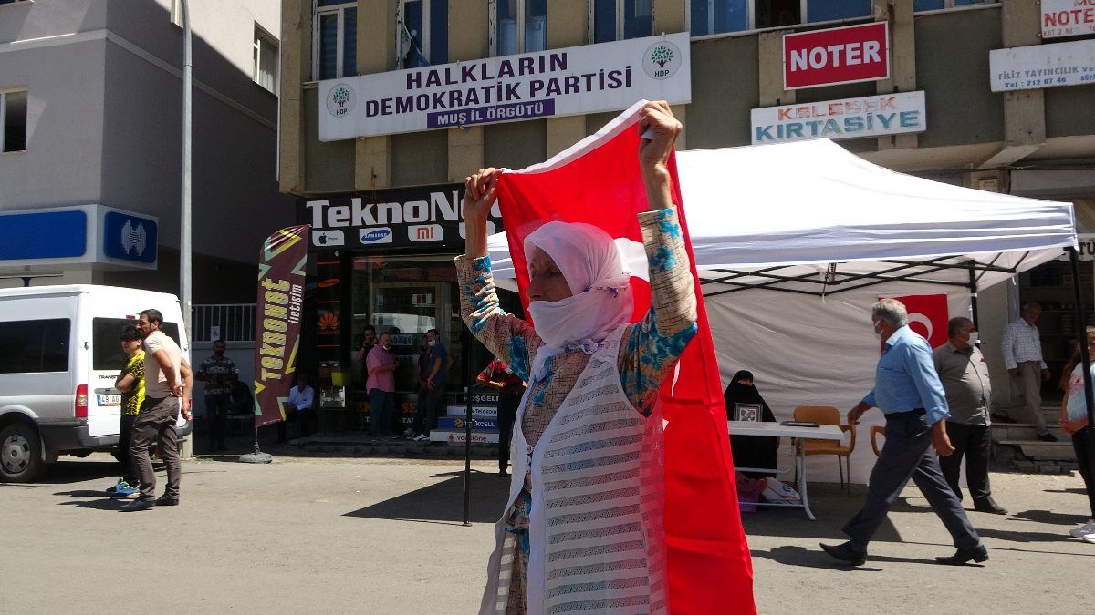Muş'ta 3 kişinin teslim olmasını HDP binası önünde halay çekerek kutladı