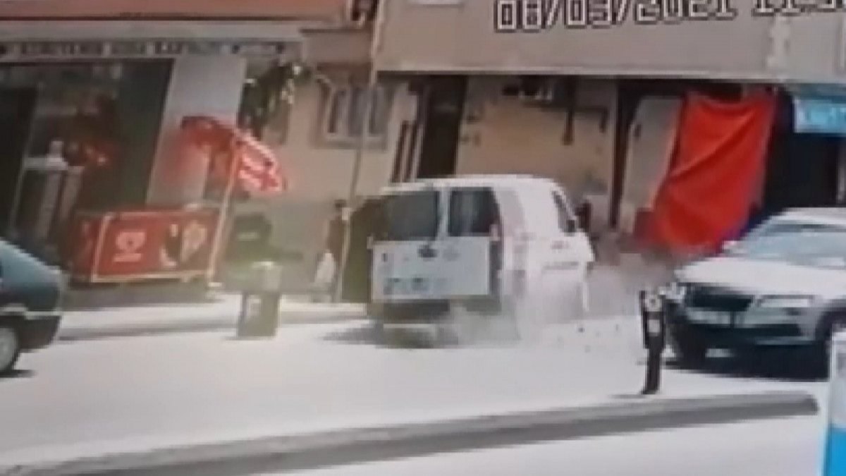 Esenyurt’ta yön levhasının hayat kurtardığı anlar kamerada