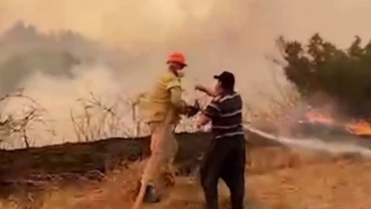 Adana'da bir itfaiye eri, su içmeyi reddedip yangına müdahaleye devam etti