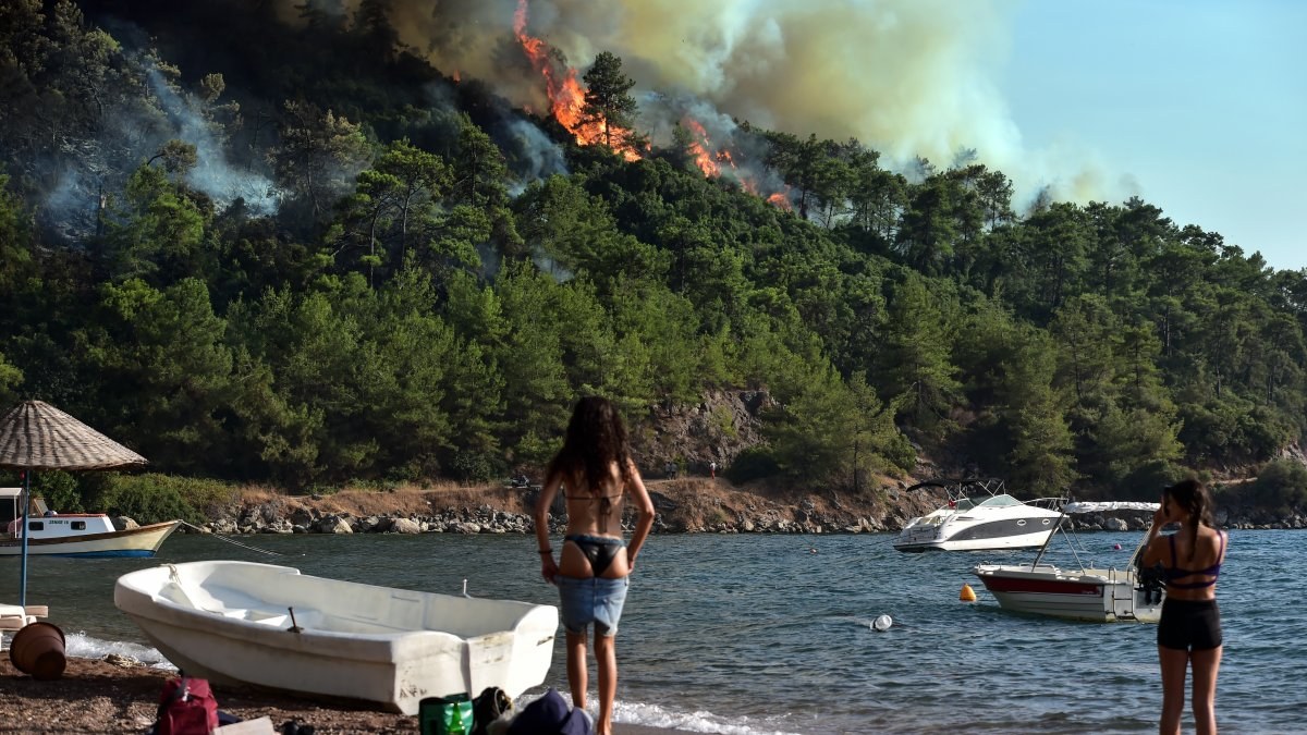 Marmaris’te turistler yangına rağmen yüzdü