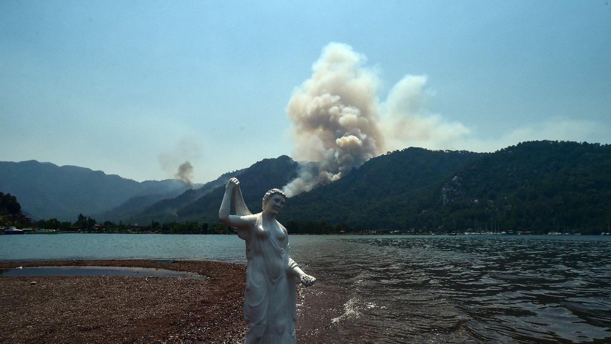 Marmaris yangını, dünyaca ünlü Kızkumu Plajı'ndan görüntülendi