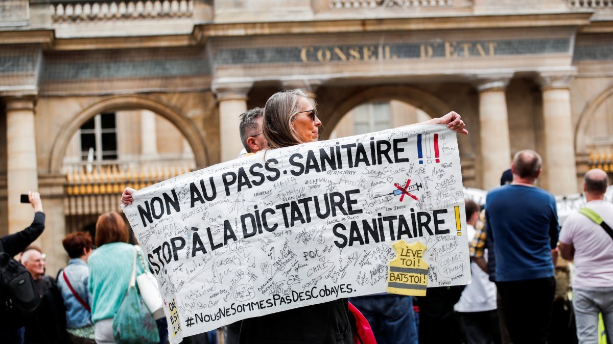 Fransa'da itfaiyeciler aşı zorunluluğu kararına karşı grev başlattı