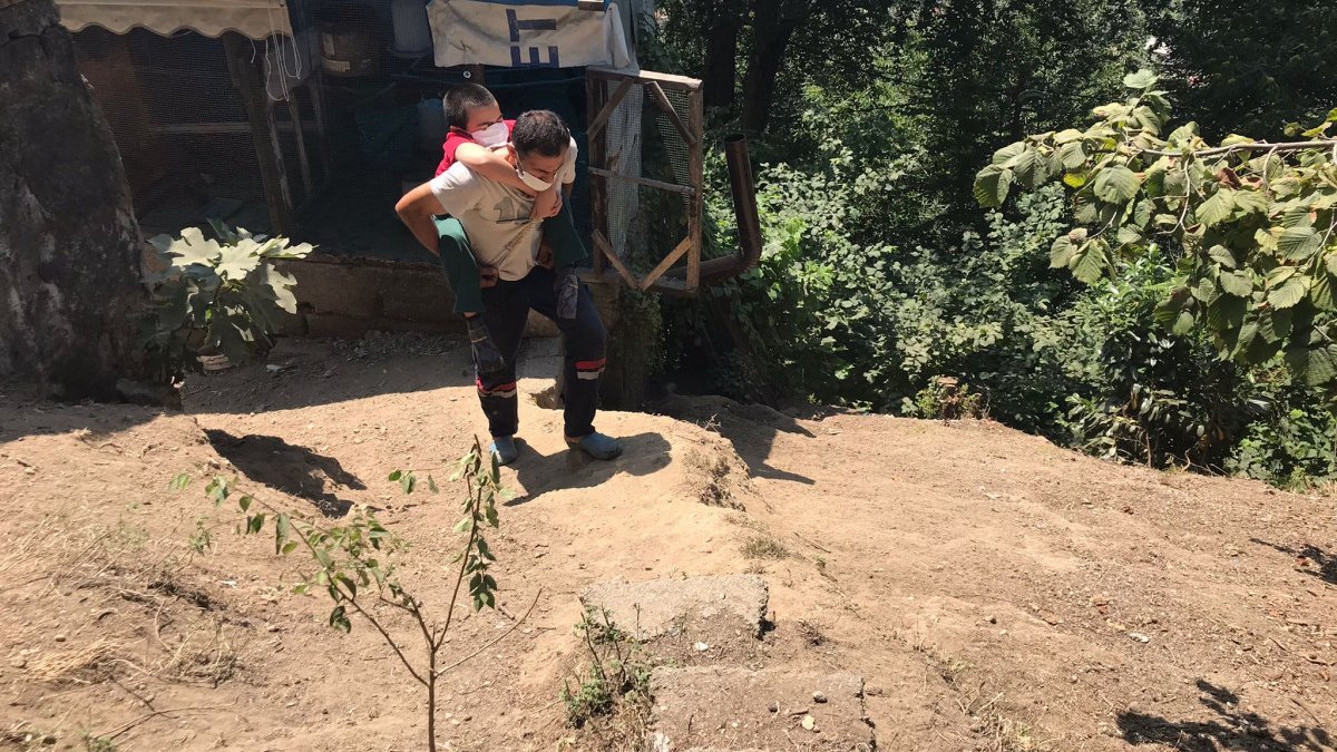 Zonguldak'ta engelli üvey oğlunu sırtında taşıyan baba