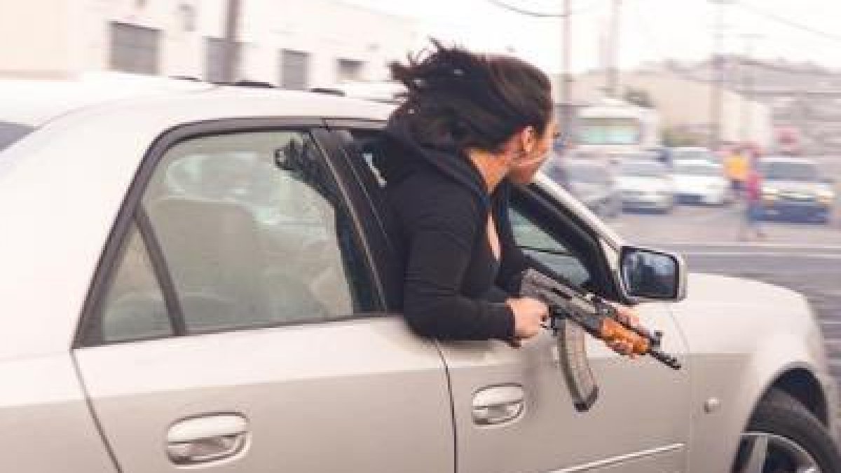 ABD’de bir kadın elindeki silahla camdan sarktı
