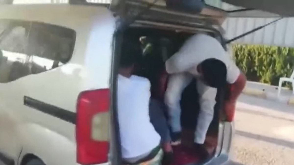 Osmaniye’de 5 kişilik araçtan 9 mülteci çıktı