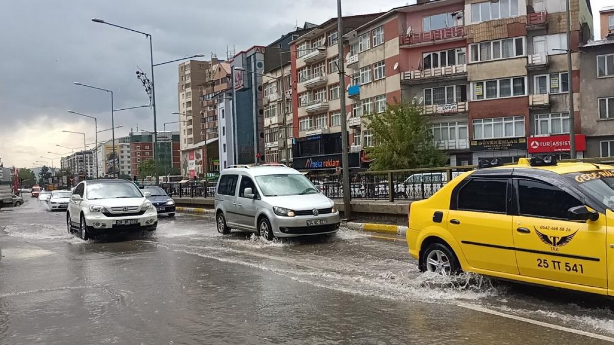 Erzurum'da sağanak yağış etkili oldu