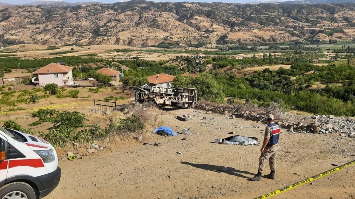 Malatya’da kamyon şarampole yuvarlandı: 2 ölü