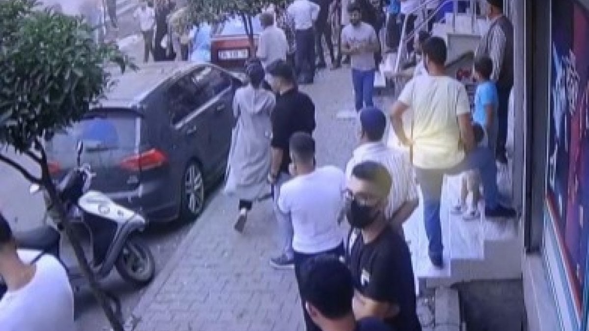 Sultangazi'de korsan taksi durağı ateşe verildi