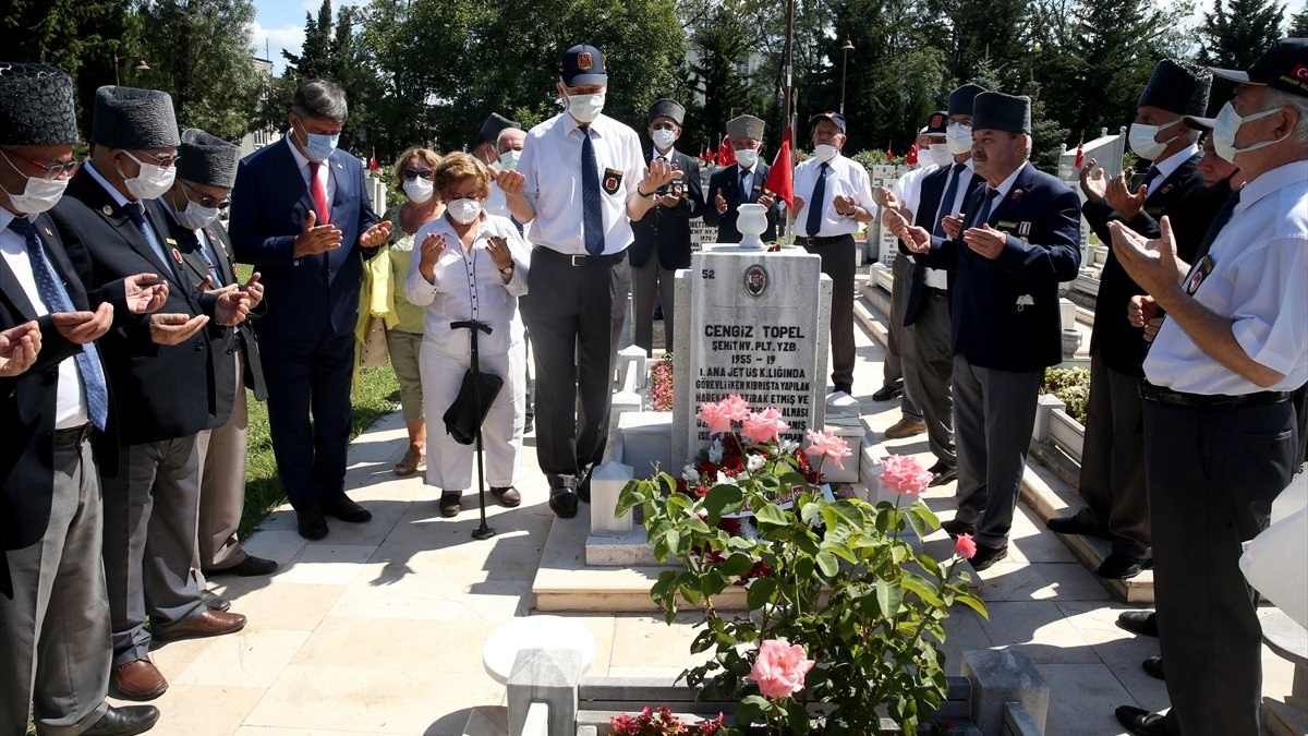 Şehit Pilot Yüzbaşı Cengiz Topel mezarı başında anıldı