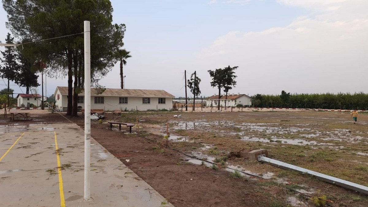 Adana'da fırtına, okulun çatısını uçurdu