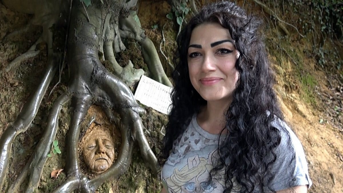 Düzce’de resim öğretmeni, ağaç köklerine heykeller yaptı