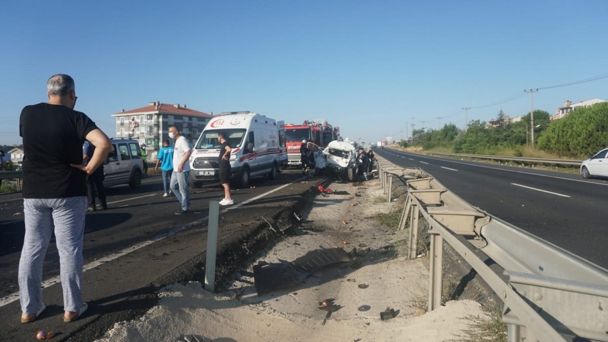 Tekirdağ’da işçi servisi otomobile çarptı: 2 ölü, 4 yaralı