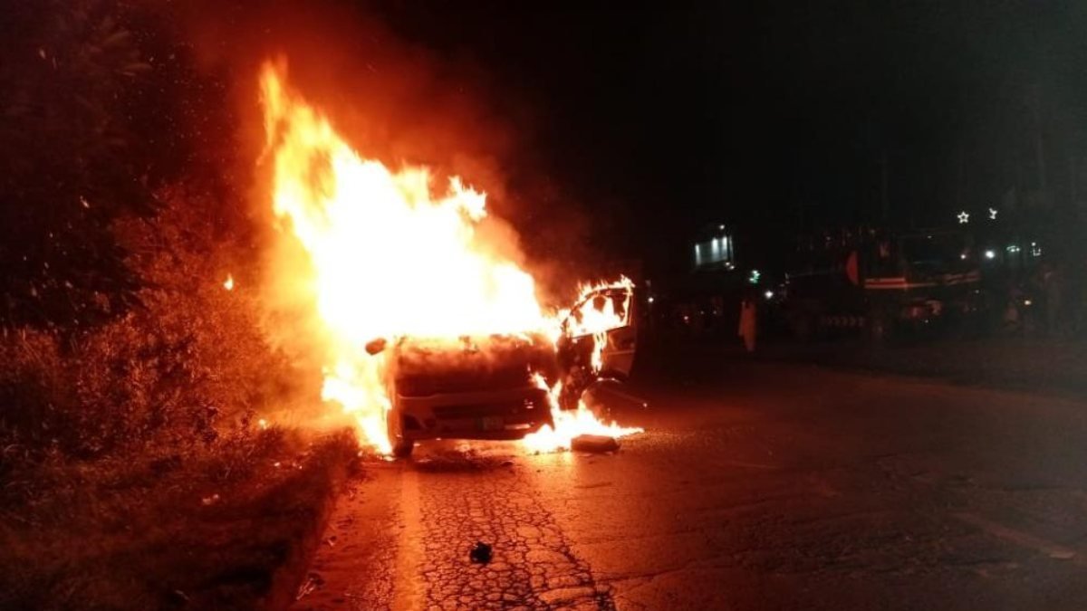 Pakistan’da yolcu minibüsü yandı: 10 ölü