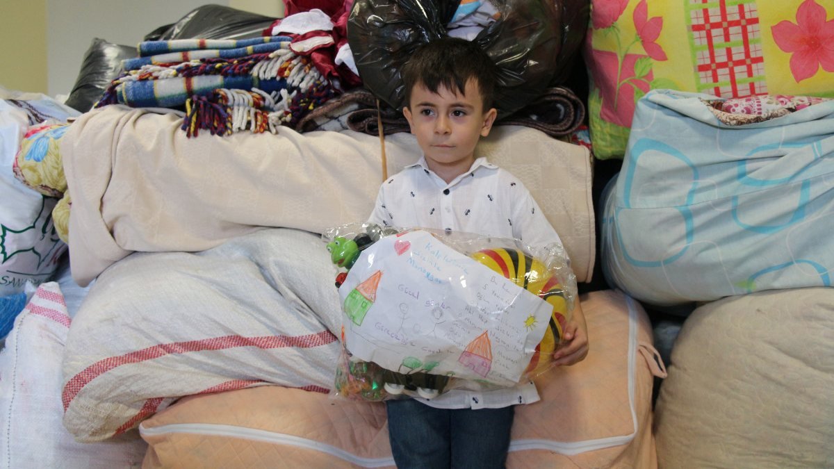 Tokat'taki minik Mustafa, oyuncaklarını yangın bölgesine gönderdi