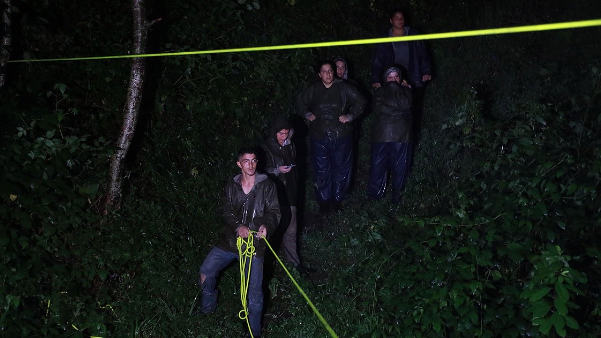 Rize'de sağanak sonrası çay bahçesinde mahsur kalan 6 kişi kurtarıldı