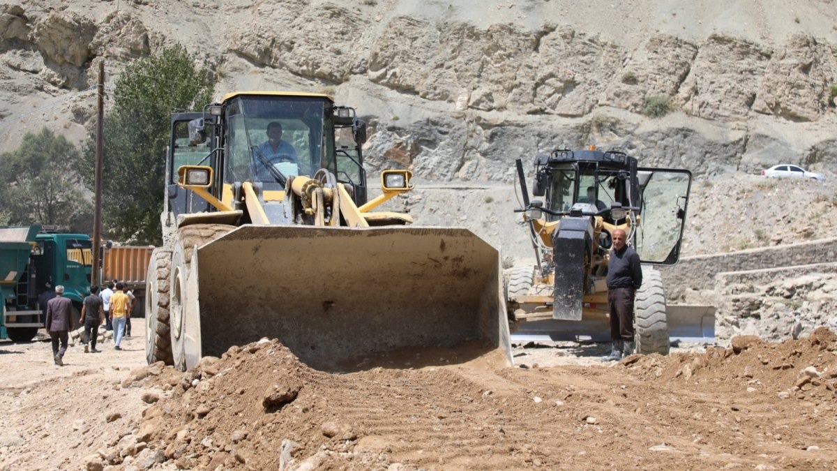 Van'da selden etkilenen bölgelerde hasar tespiti yapılıyor