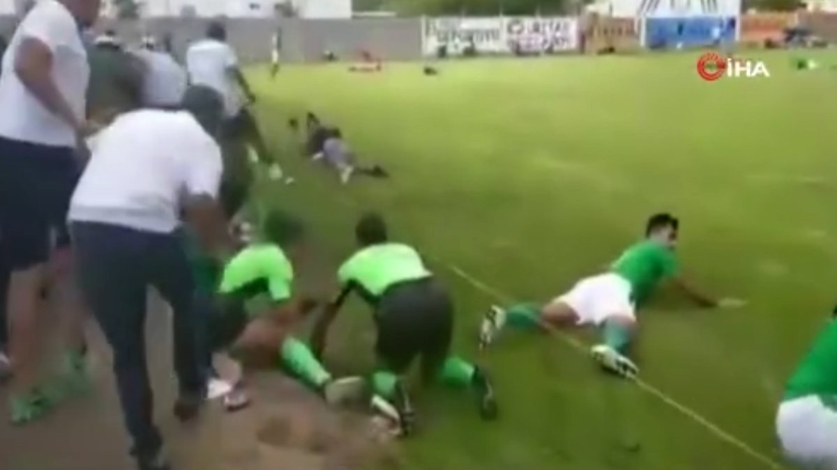 Meksika’da futbol maçında silahlı saldırı kamerada