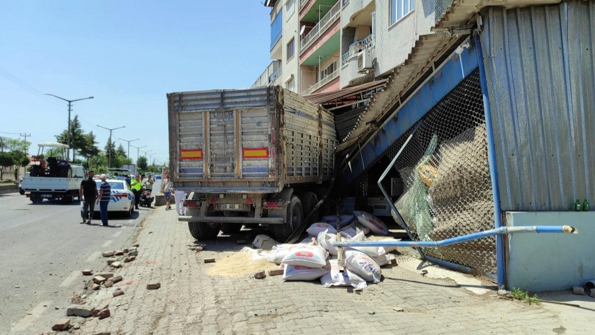 Aydın’da şoför uyuyakaldı, tır yem bayisine daldı