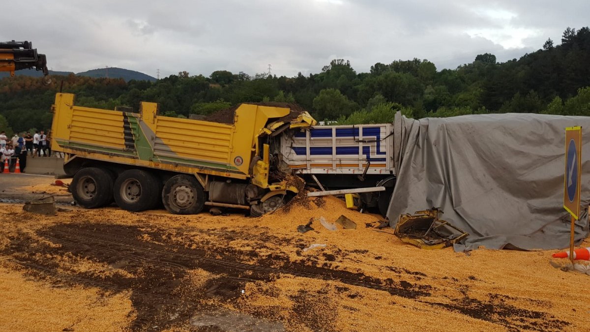 Bolu'da kamyon ile 2 tır çarpıştı: 1 ölü, 2 yaralı