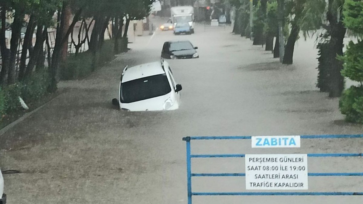 Kastamonu'da sağanak yağışla yollar su altında kaldı