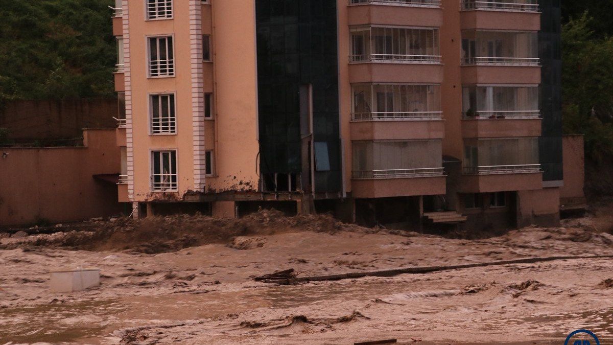 AFAD: Kastamonu ve Bartın'da sel sularına kapılan 11 kişi hayatını kaybetti