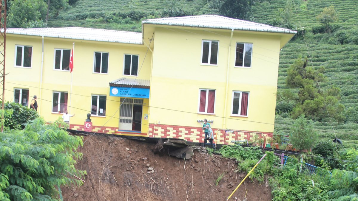 Rize'de heyelanda bahçesi yıkılan okul, eğitime devam edecek