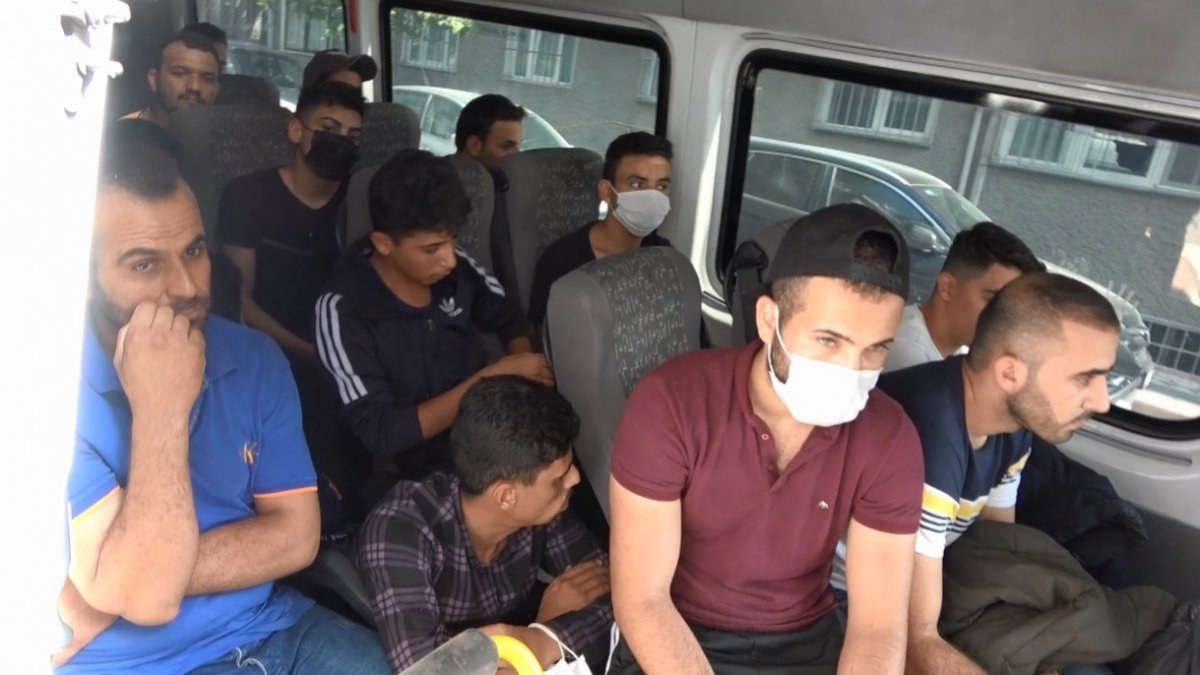 Sultangazi'de kaçmaya çalışan kaçak göçmenler yakalandı