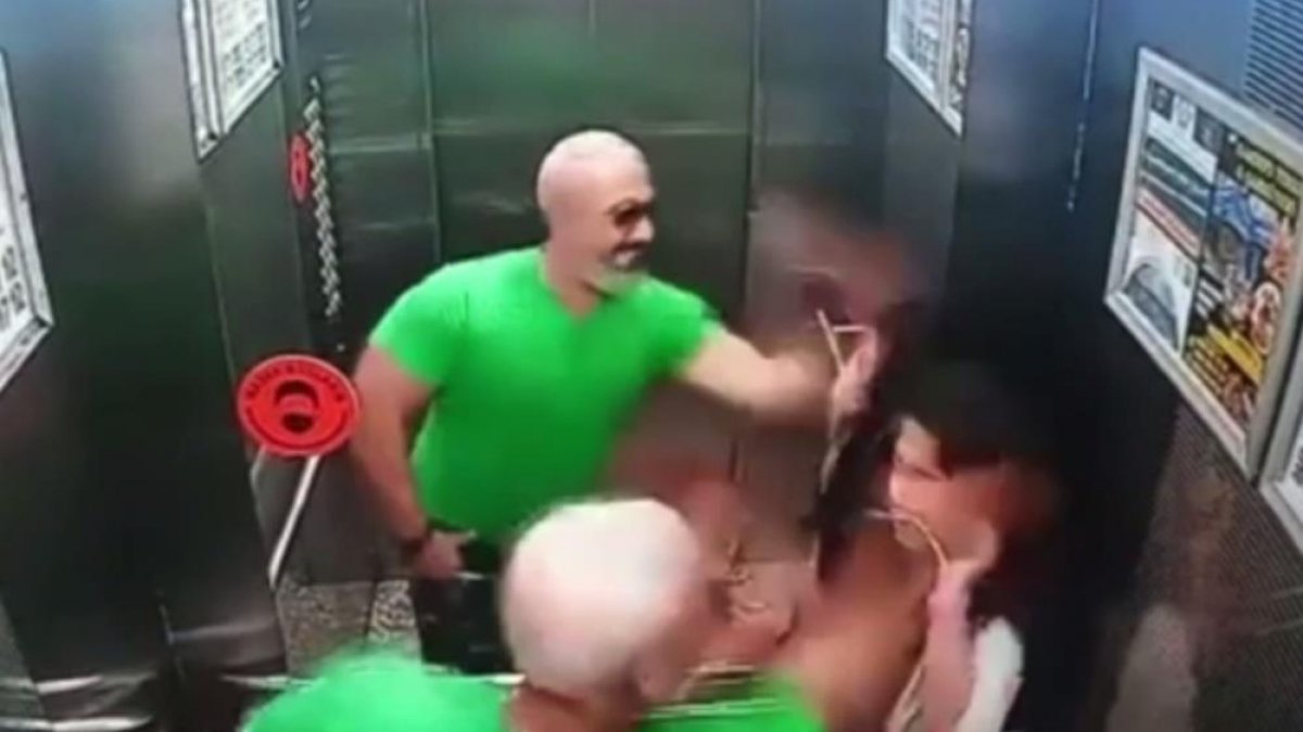 Esenyurt'ta bir baba, kızına attığı tokatla asansör aynasını çatlattı