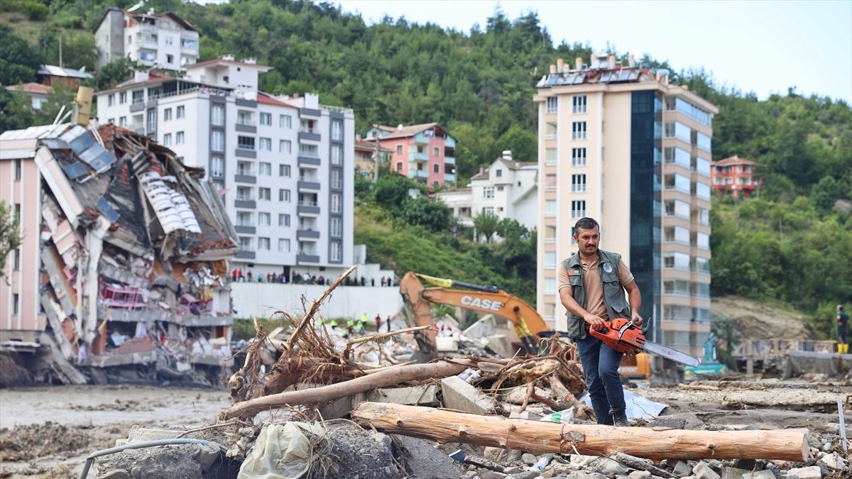 Sel felaketinde yıkılan bir binanın müteahhidi hakkında gözaltı kararı