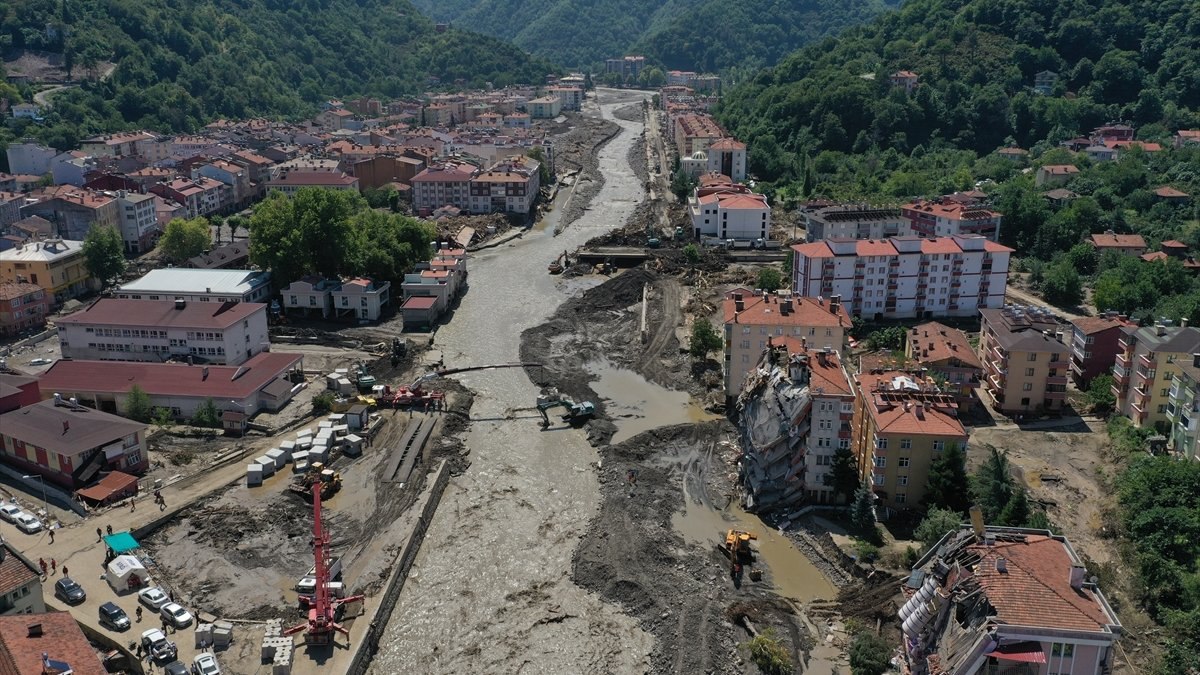 Kastamonu’daki Ezine Çayı üzerine seyyar köprü inşa ediliyor