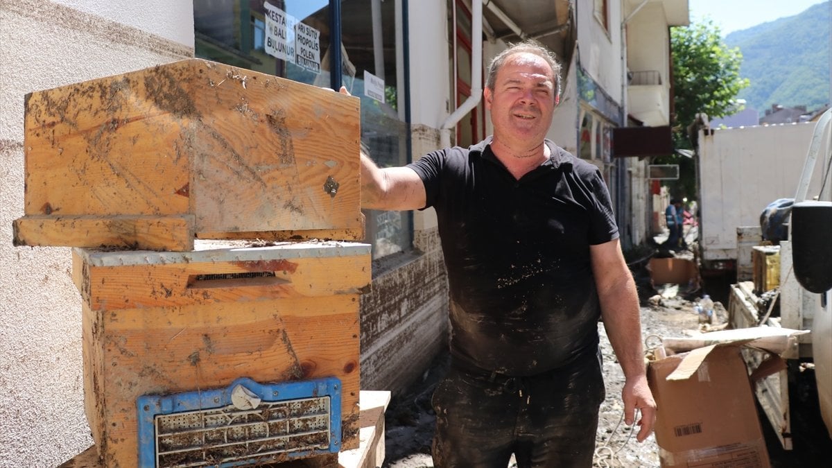 Bozkurt'taki sel felaketinde 5 bin 500 arı kovanı hasar aldı