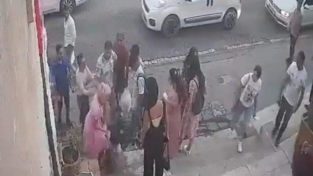 Mardin'de bir kadın, dükkanının yanında oturan dilenci kızı darbetti