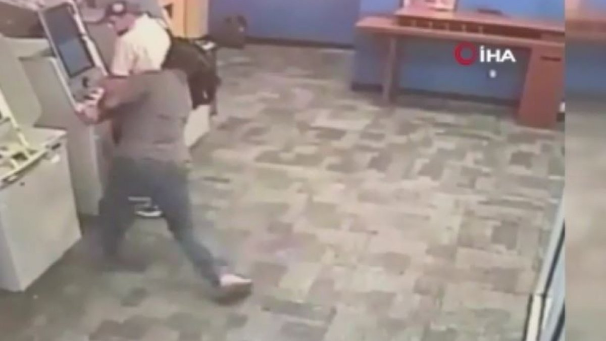 ABD'de bir kişi, ATM’de işlem yaparken baltalı saldırıya uğradı