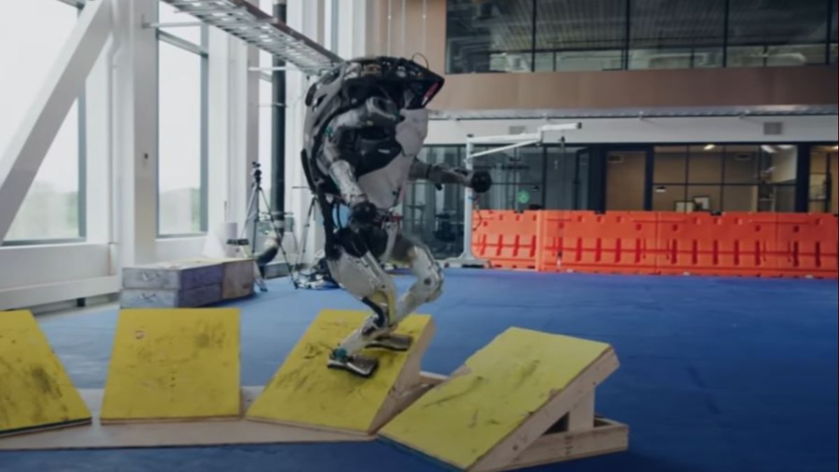 İki ayaklı Atlas robotu parkurda şov yaptı