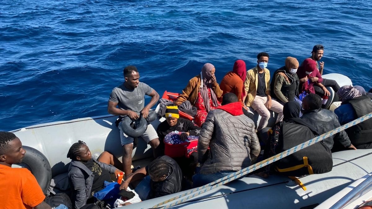 İzmir’de 19 kaçak göçmen yakalandı